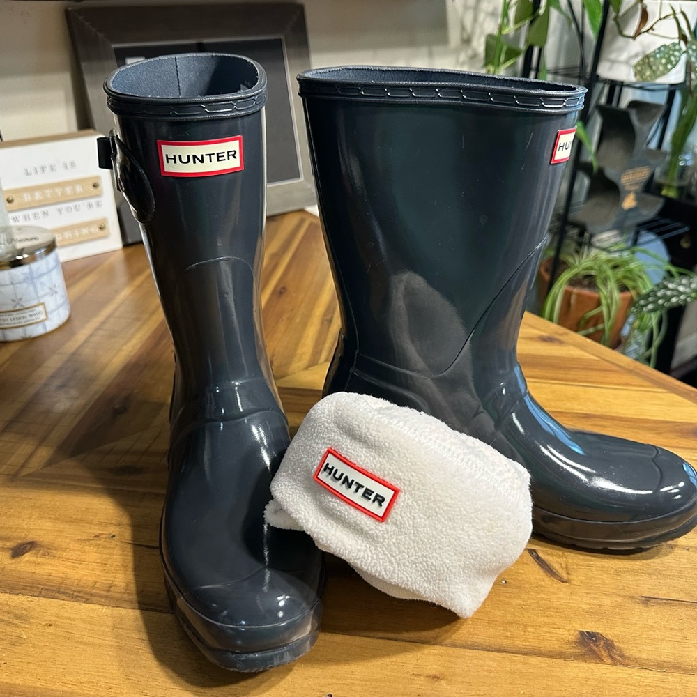 Hunter Original Short Gloss Rain Boots Size 7 w/ Hunter Soft Sock Inserts - EUC